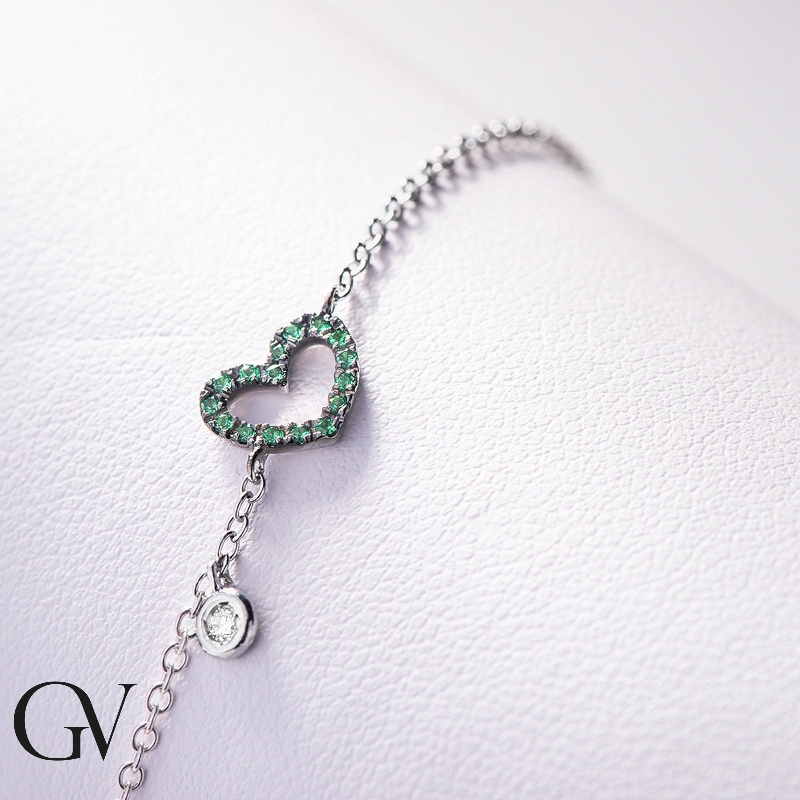 18k white gold bracelet with heart charm with emeralds
