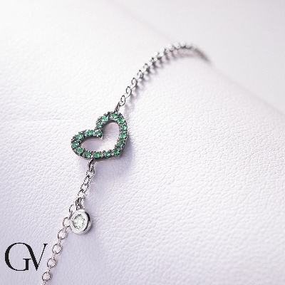 18k white gold bracelet with heart charm with emeralds