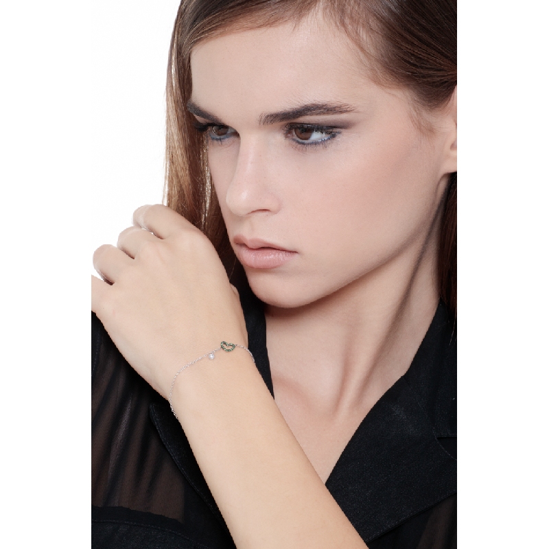 18k white gold bracelet with heart charm with emeralds