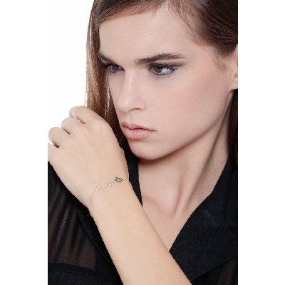 18k white gold bracelet with heart charm with emeralds