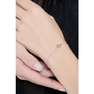 18k white gold bracelet with heart charm with emeralds