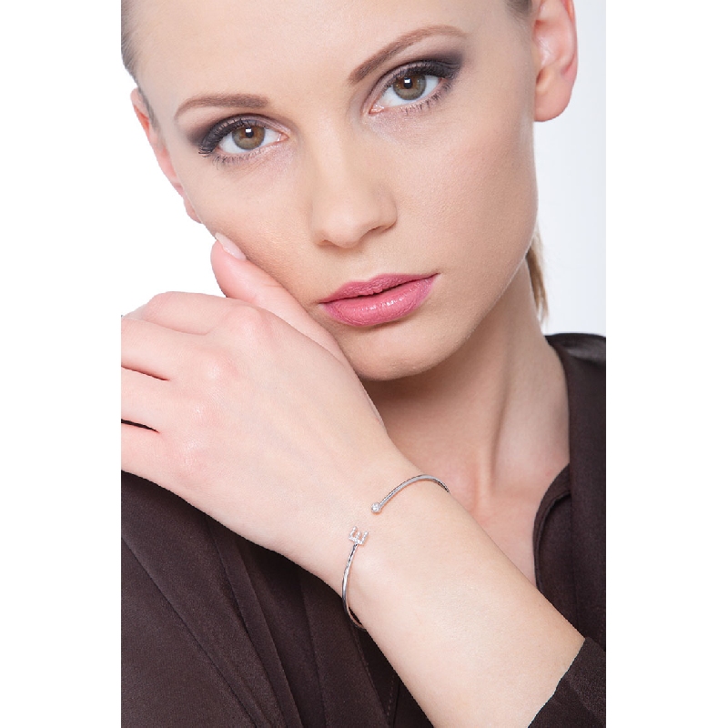 Bracciale rigido in oro bianco 18k con lettera E in diamanti