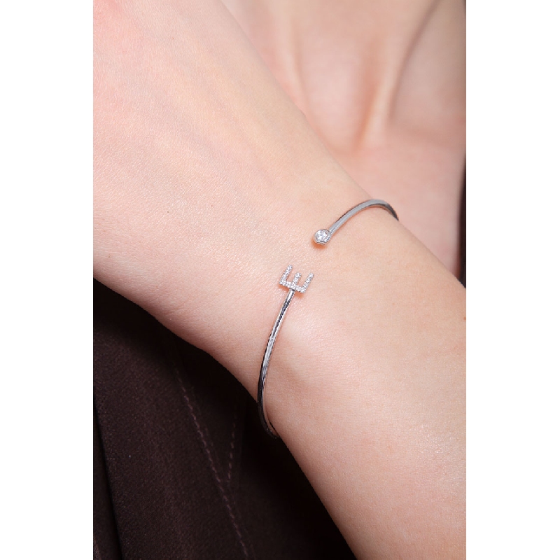 Bracciale rigido in oro bianco 18k con lettera E in diamanti