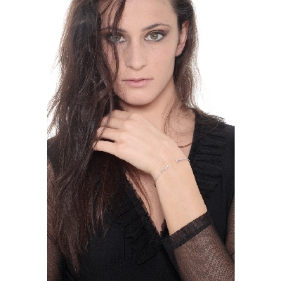 Bracciale rigido in oro bianco 18k con lettera I in diamanti