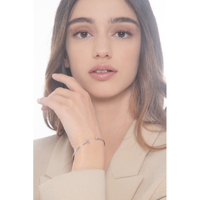 Bracciale rigido in oro bianco 18k con lettera T in diamanti
