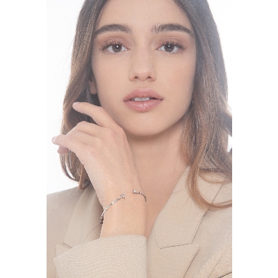 Bracciale rigido in oro bianco 18k con lettera T in diamanti