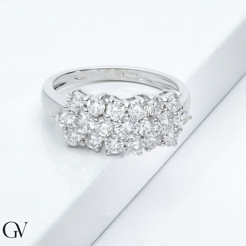 Anello in oro bianco 18k con 3 fiori uniti in diamanti.