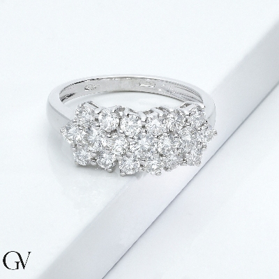 Anello in oro bianco 18k con 3 fiori uniti in diamanti.