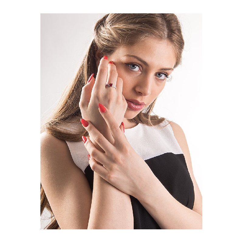 Anello in oro bianco 18k con Rubino a cuore e diamanti ai lati