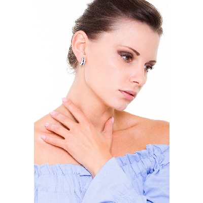 Orecchini a cerchio in oro bianco 18k zaffiri blu e diamanti