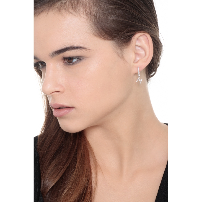 Mono Orecchino in Oro Bianco 18k con lettera M in Diamanti, ct. 0,15