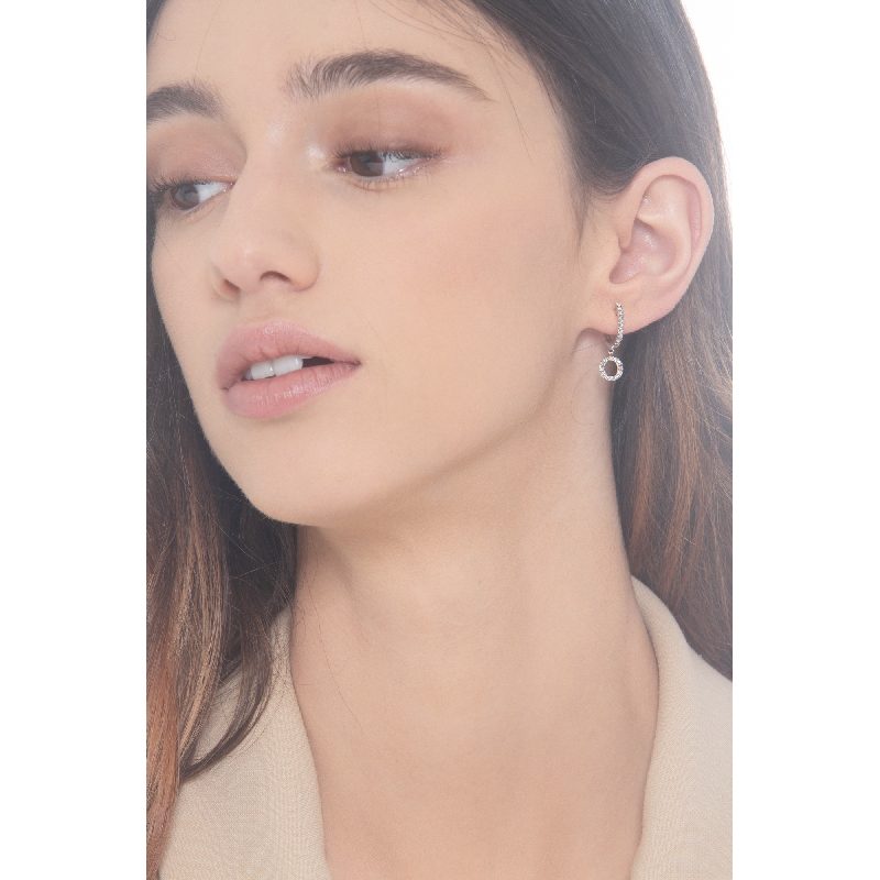 Mono orecchino in oro bianco 18k con pendente lettera O in diamanti