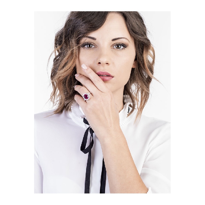 Anello in oro bianco 18k con Rubino e contorno in diamanti