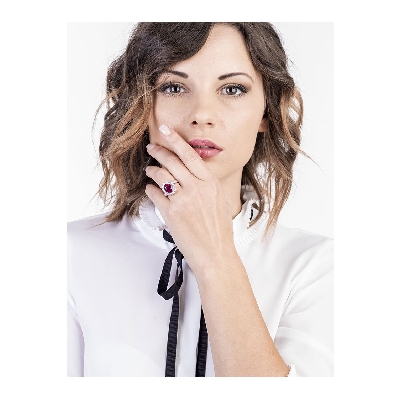 Anello in oro bianco 18k con Rubino e contorno in diamanti