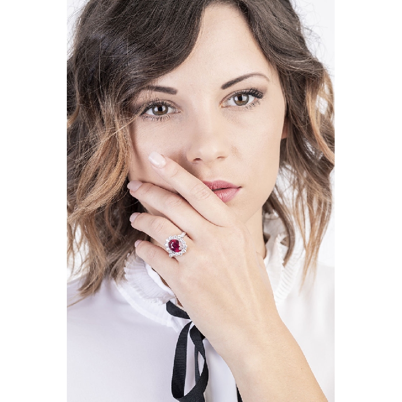 Anello in oro bianco 18k con Rubino e contorno in diamanti