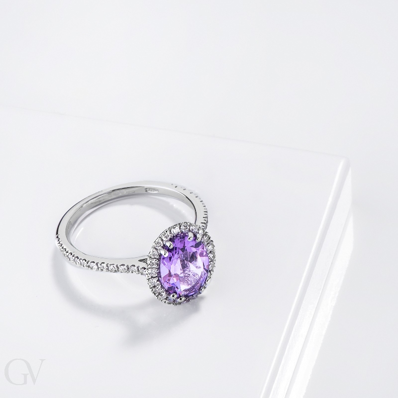 White gold 18k ring with amethyst and diamonds