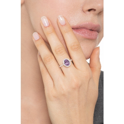 White gold 18k ring with amethyst and diamonds