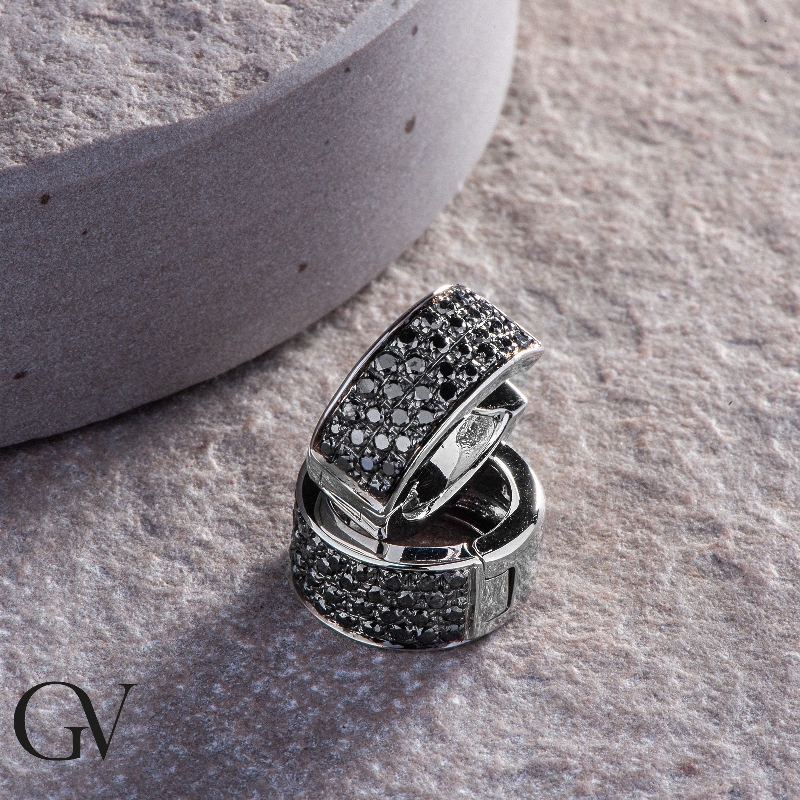 Orecchini a cerchio in oro bianco 18k con pavè di diamanti neri