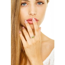 18k white gold ring with central peridot and double diamond rows 2