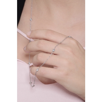 Necklace in 18k white gold with round cut diamonds 