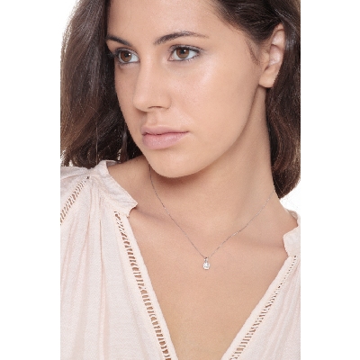 Round diamond pendant in 18k white gold