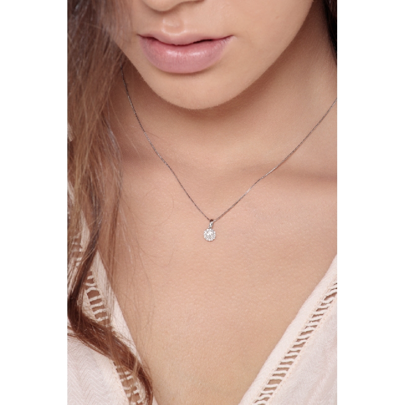 Round diamond pendant in 18k white gold