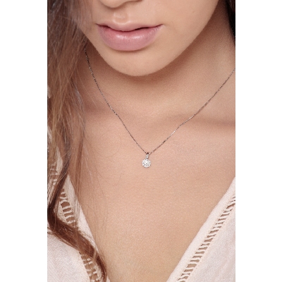 Round diamond pendant in 18k white gold