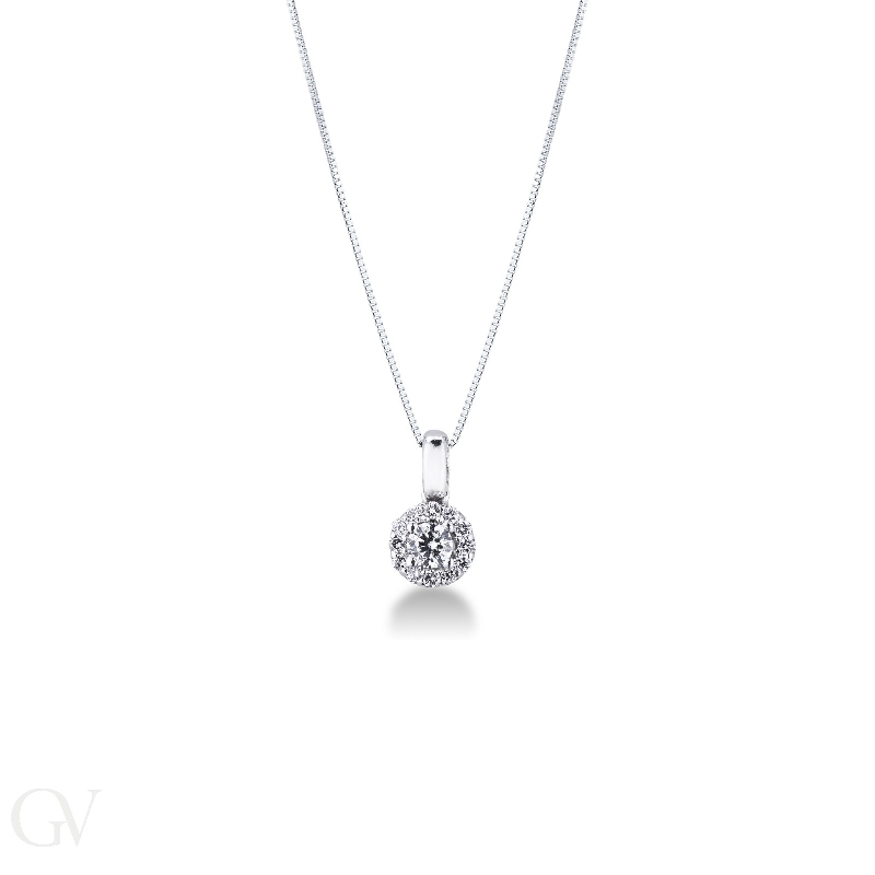 Round diamond pendant in 18k white gold