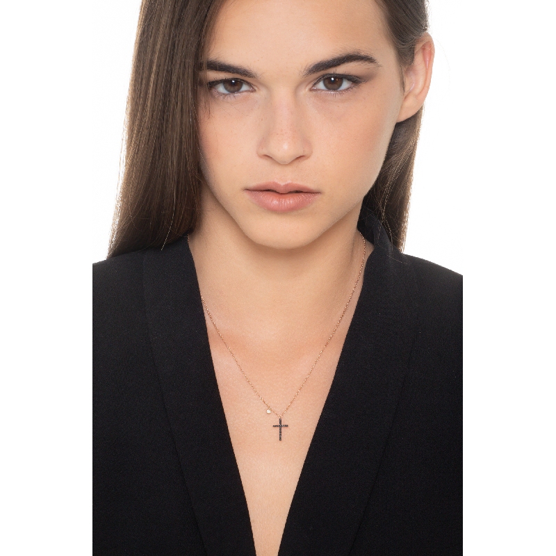 Collana in oro rosa 18k con pendente a Croce in diamanti neri e punto luce con diamante