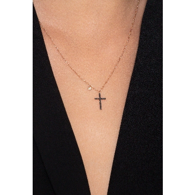 Collana in oro rosa 18k con pendente a Croce in diamanti neri e punto luce con diamante