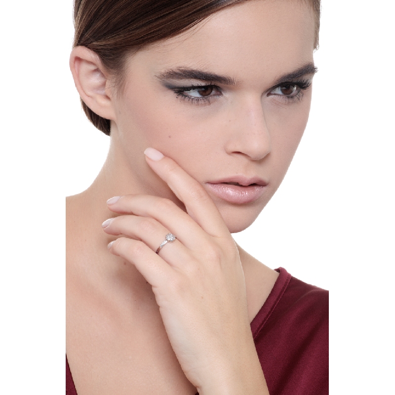 18k white gold flower ring with diamonds 