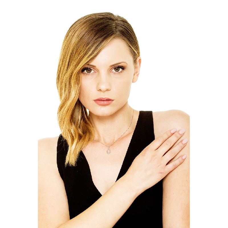 White gold 18k drop shaped pendant with diamond 