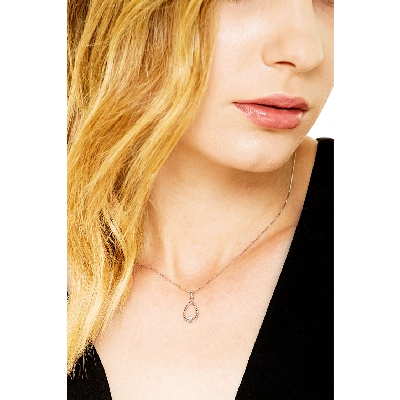 White gold 18k drop shaped pendant with diamond 