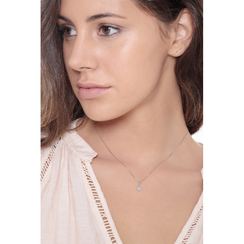 18k white gold pendant with diamond