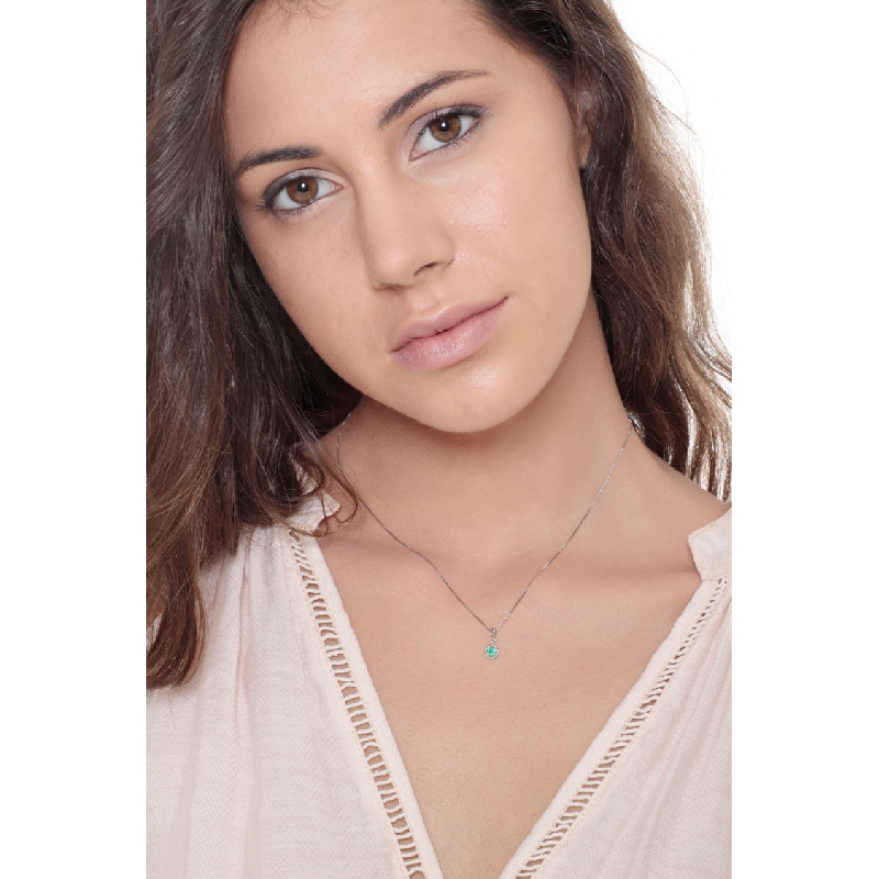 18k white gold pendant with emerald