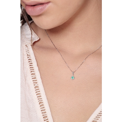 18k white gold pendant with emerald