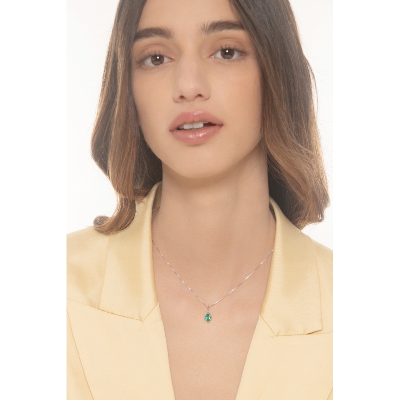 18k white gold necklace with emerald pendant oval cut 