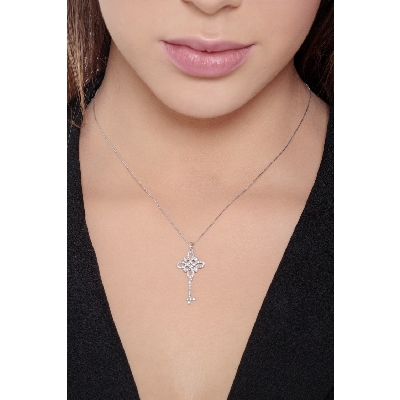18k white gold key pendant with round cut diamonds