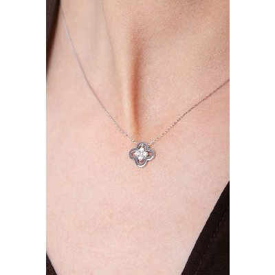 18k white gold pendant with 4 diamonds