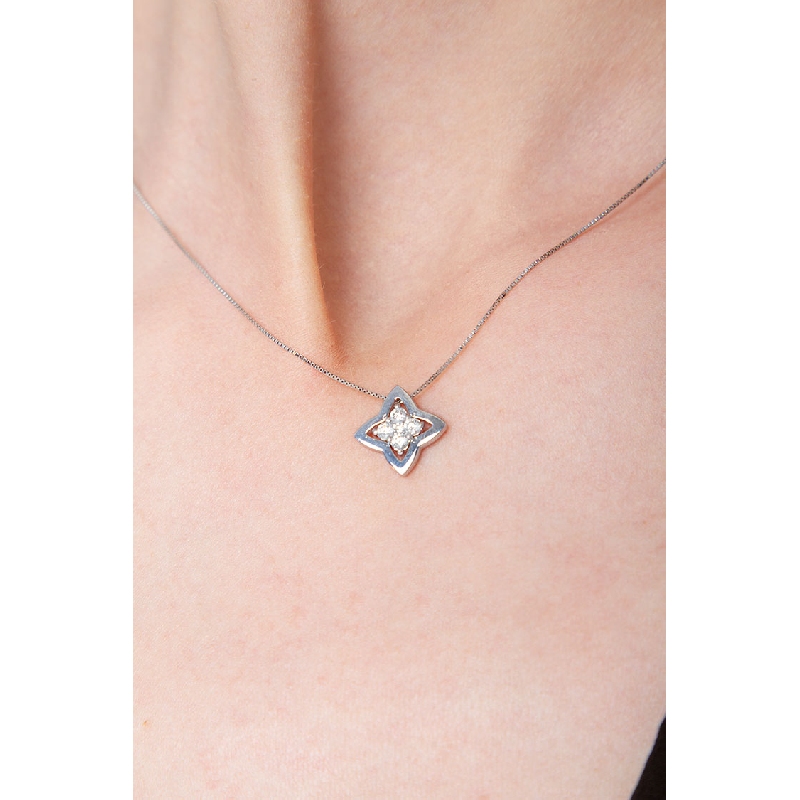 Pendant in 18k white gold with 4 diamonds