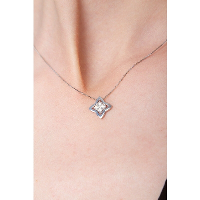 Pendant in 18k white gold with 4 diamonds