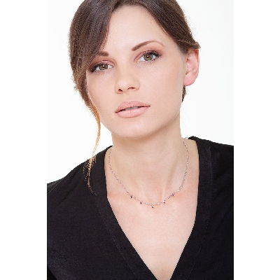 Collana con pendenti in oro bianco 18k con diamanti e rubini a goccia.