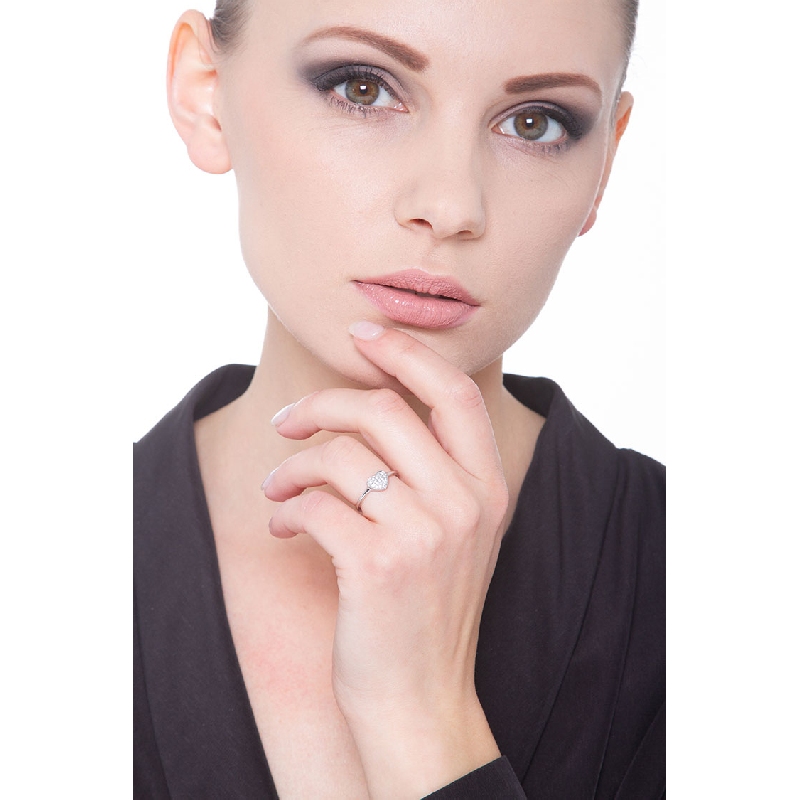 18k white gold ring with heart of diamonds pavé