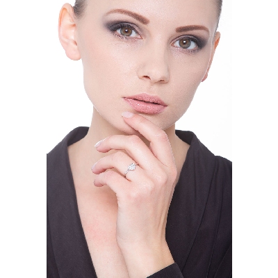 18k white gold ring with heart of diamonds pavé