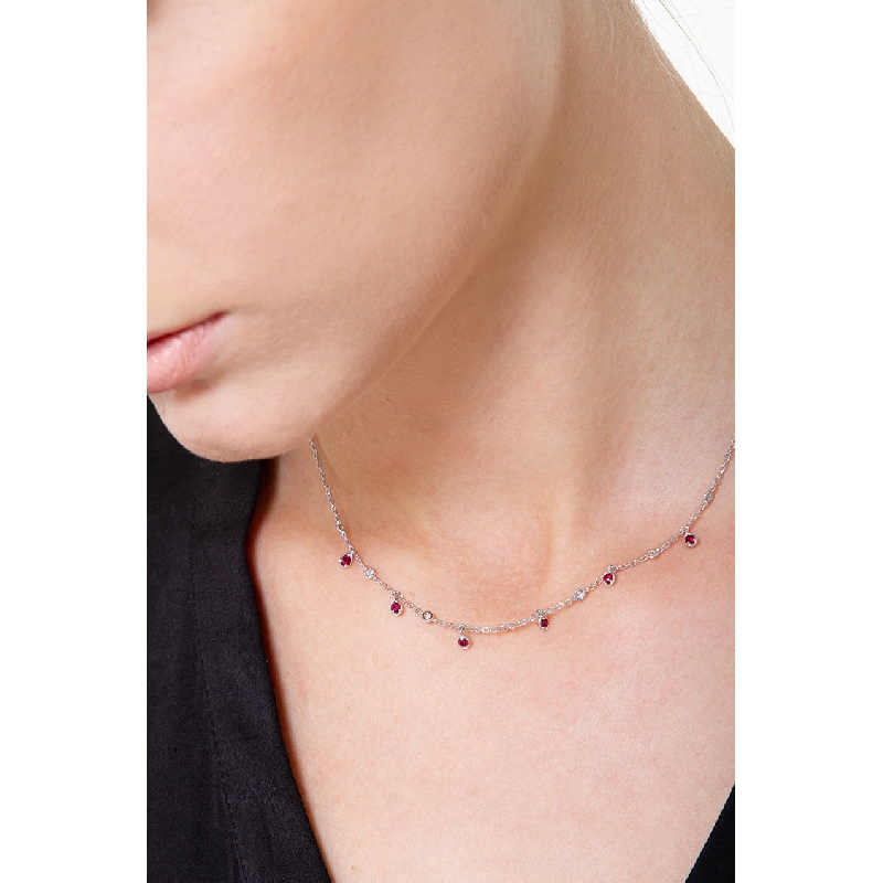 Collana con pendenti in oro bianco 18k con diamanti e rubini a goccia.