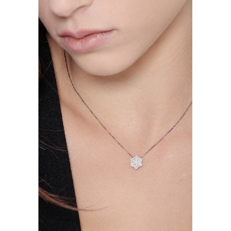 Little flower pendat with diamonds