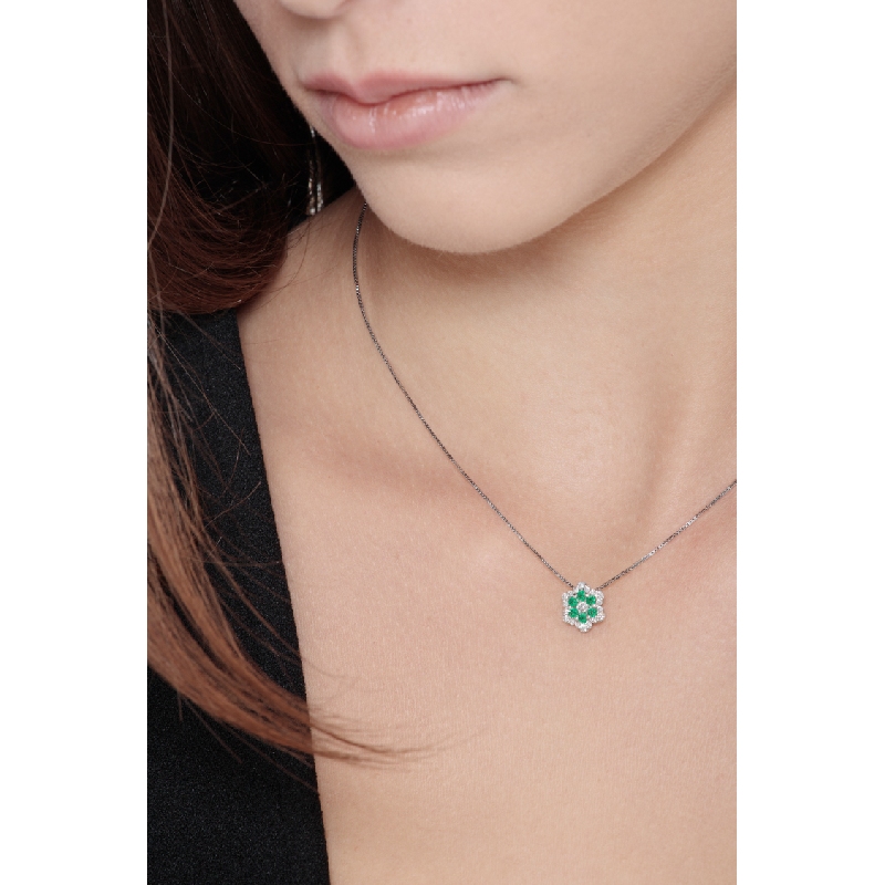 Little flower pendant with emeralds and diamonds