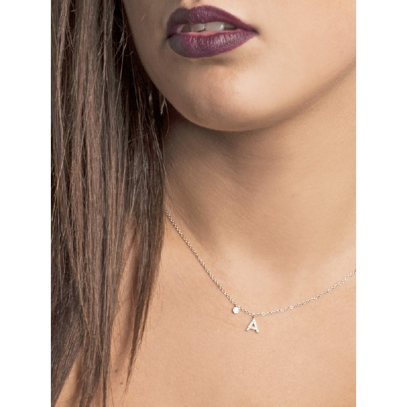 Collana con lettera A e punto luce in oro bianco 18k e diamanti