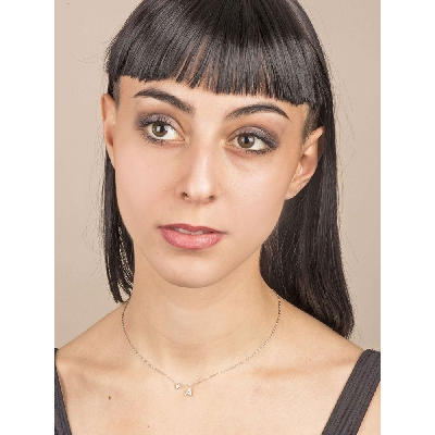 Collana con lettera A e punto luce in oro bianco 18k e diamanti