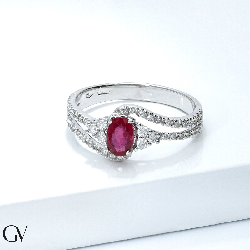 White gold 18k ring with central ruby and diamonds 